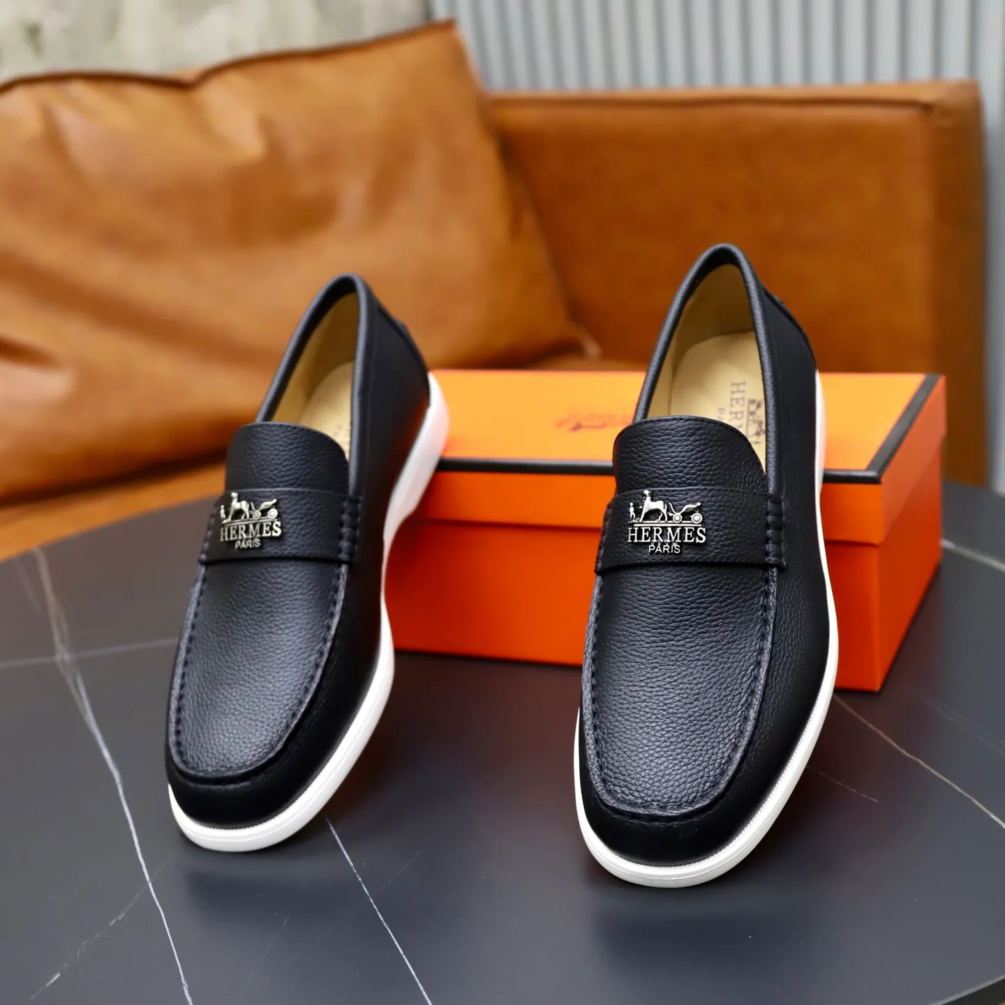 Ex-factory price: 560💰Hermès/Hermès slip-on men's shoes. This shoe is made of imported pebbled cowhide. It has simple and smooth lines and is combined with aerodynamically designed 3CM rubber foam ultra-light soles! Youthful and fashionable, classic H-shaped hardware buckle decoration, calf lining gently wraps the feet, with logo cowhide feet, casual and urban style, highlighting youthful vitality, sports and leisure version, super versatile, code number: 38-39-40-41-42-43-44 standard leather shoe size (45 can be customized but does not support returns)